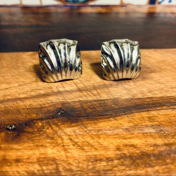 Vintage Clip and Screw Back Rhodium Shell Shaped Earrings - Picture 2 of 5